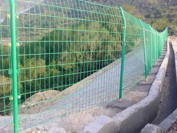 雙邊絲護(hù)欄